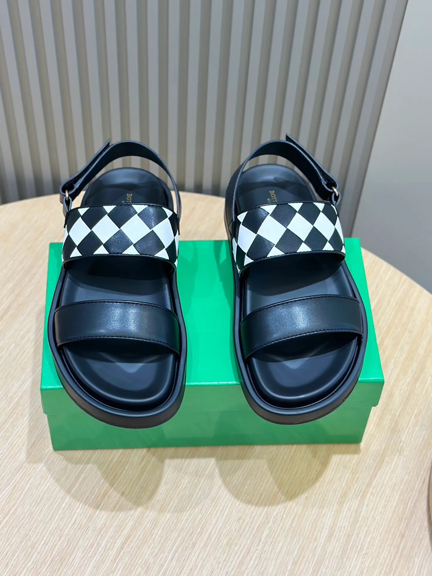 Factory price: 360💰BV hand-woven men's slippers and sandals - suitable for walking. It still emphasizes minimalism and practical wearability, but is full of vivid artistry. Super classic, luxurious and comfortable, imported cowhide + cowhide lining + lightweight outsole Size: 39-44 (customized at 38.45)